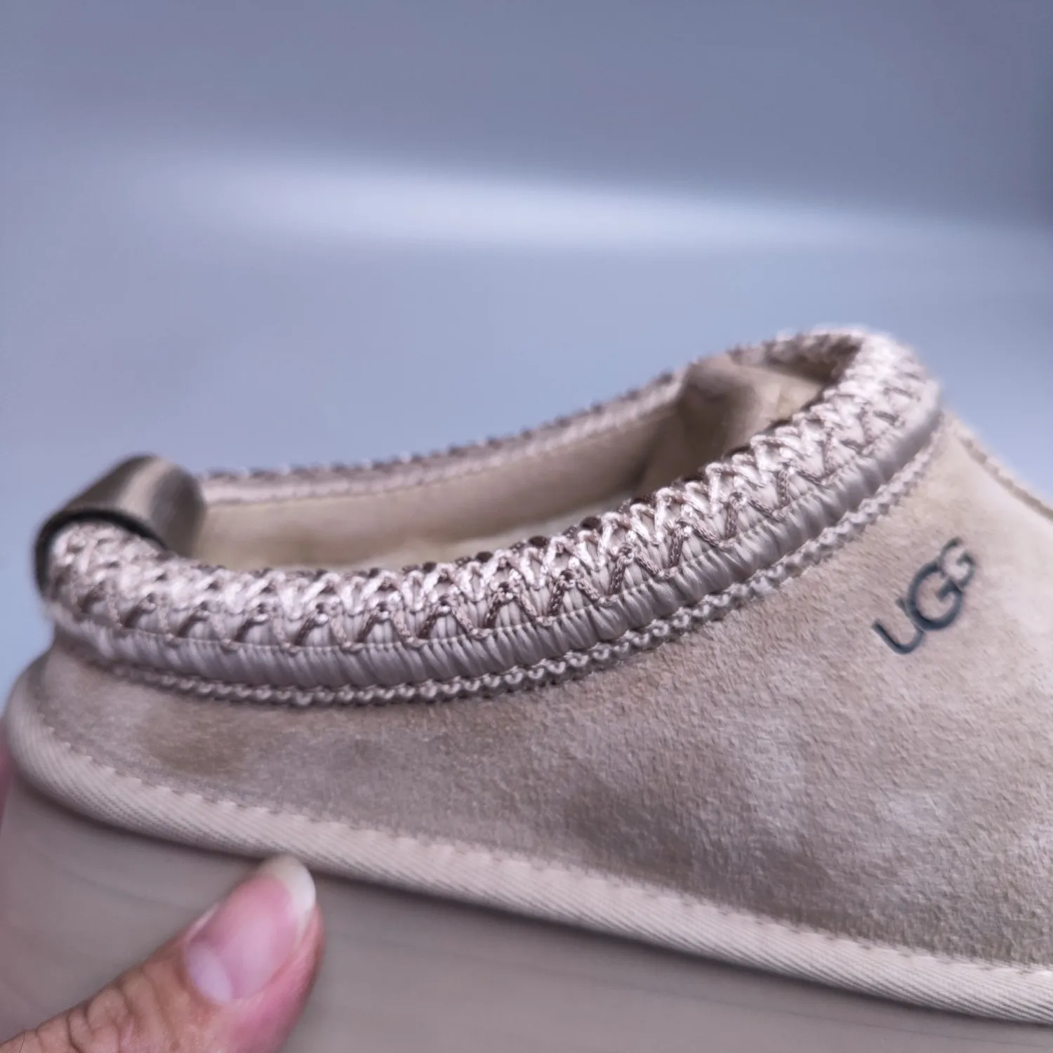 💰440 UGG sheepskin all-in-one snow boots 2553 co-branded national trend style thick-soled one-leg women’s snow boots🐾~ 🍭 A co-branded trendy item launched with well-known designer brands Feng Chen Wang and TELFAR. Zhou Dongyu & Wang Jiaer’s same style Fang Kete boots. The slip-on design makes it easy to put on and take off, and can be used indoors or outdoors. The exotic edging design is eye-catching, and it is definitely worth buying~ 🍭Material: cowhide➕sheep fur Outsole: rubber (light wing technology) 🍭Color: black, maroon, sand, dark green, light gray, chocolate, beige, walnut, brown, dark gray, red 🍭Number of codes: 35-42